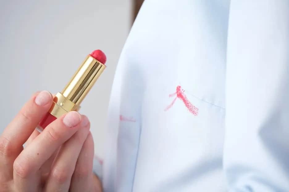 Skuteczne sposoby na to, czym usunąć szminkę z ubrania bez zniszczeń