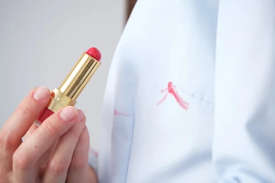Skuteczne sposoby na to, czym usunąć szminkę z ubrania bez zniszczeń
