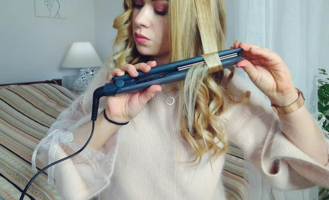 Jak zakręcić grzywkę prostownicą: proste techniki na idealne loki