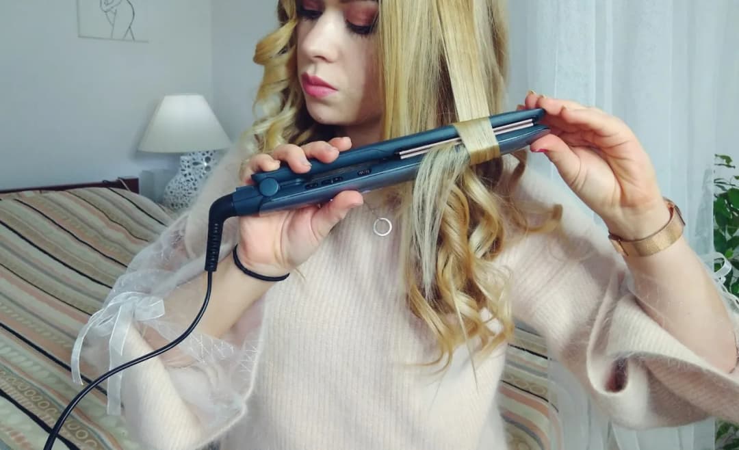 Jak zakręcić grzywkę prostownicą: proste techniki na idealne loki