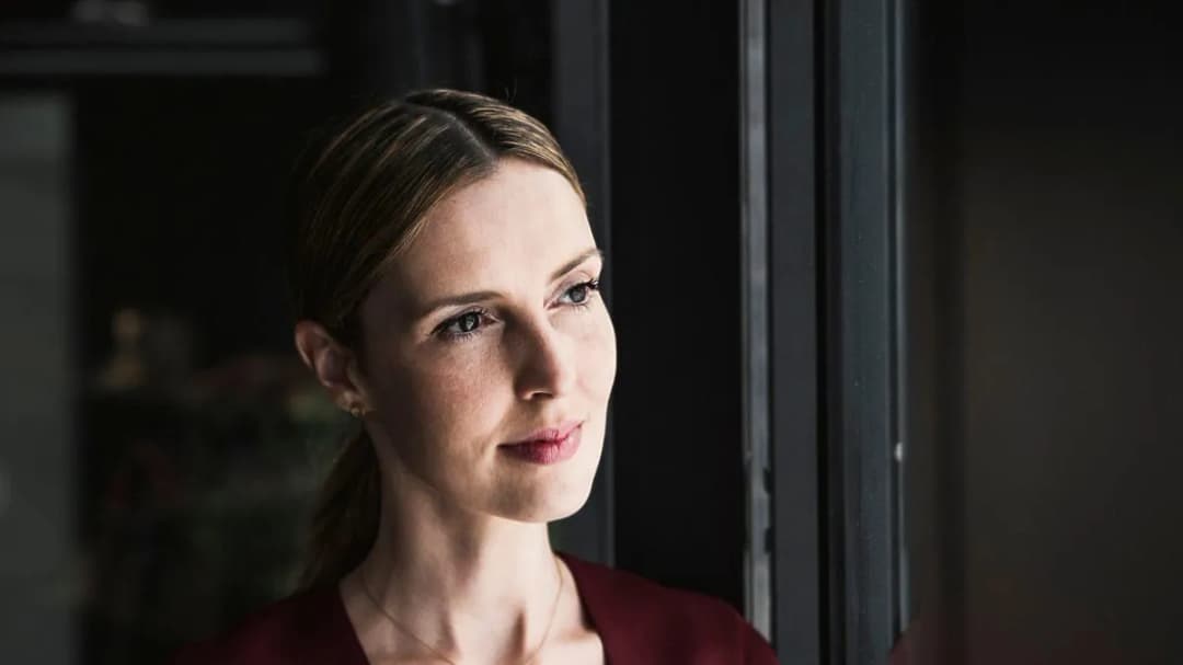 Jaki makijaż do bordowej sukienki, aby wyglądać olśniewająco?