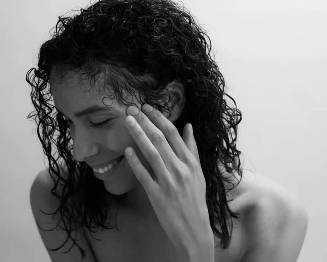 Jak ukryć pryszcze bez makijażu - naturalne sposoby na gładką skórę