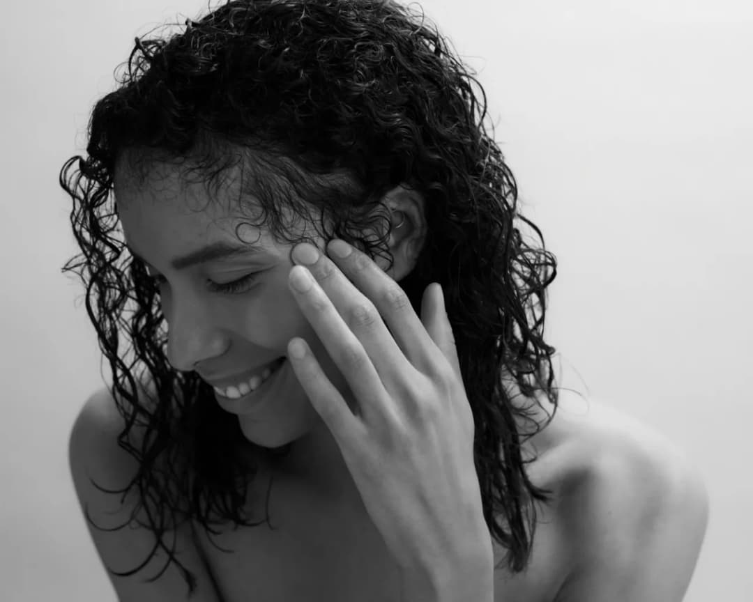 Jak ukryć pryszcze bez makijażu - naturalne sposoby na gładką skórę