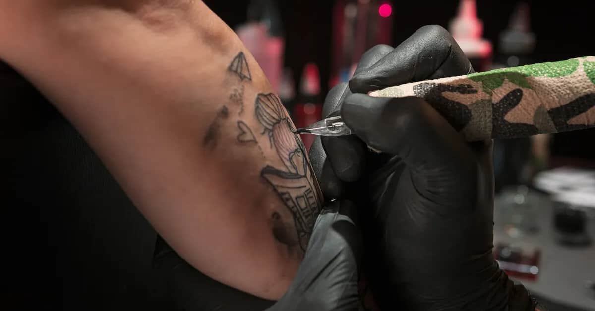 Czy tatuaż na obojczyku boli? Odkryj prawdę o bólu i odczuciach
