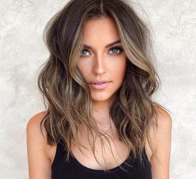 Ciemny odrost przy blondzie jak zrobić, aby wyglądać naturalnie