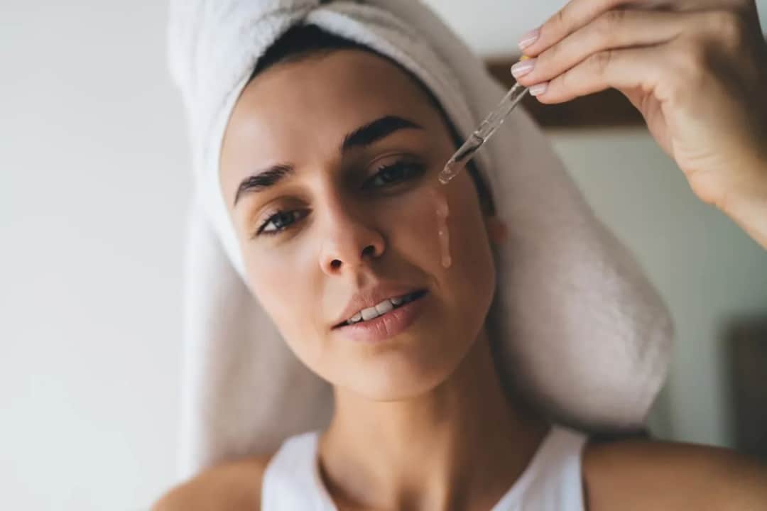 Jak nakładać serum na twarz: 8 kroków do perfekcyjnej aplikacji