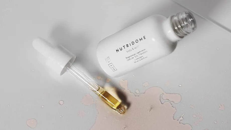 Czy na serum z retinolem nakładać krem? Poznaj właściwą kolejność