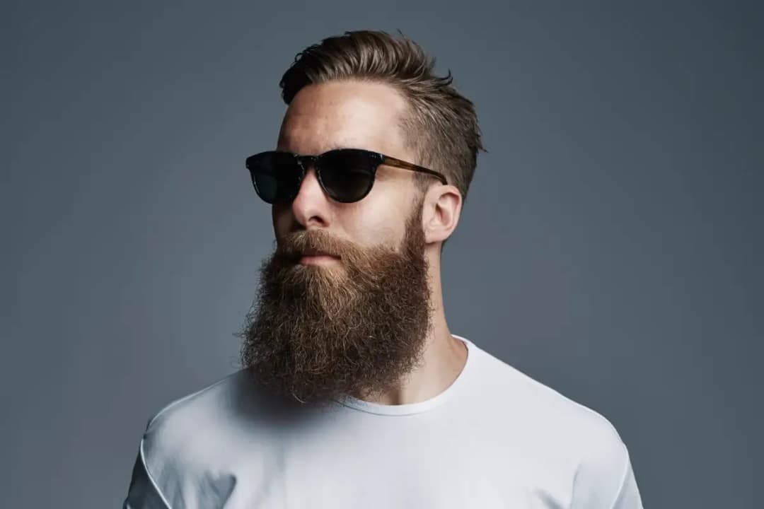 Jaką fryzurę do brody wybrać, aby wyglądać atrakcyjniej?