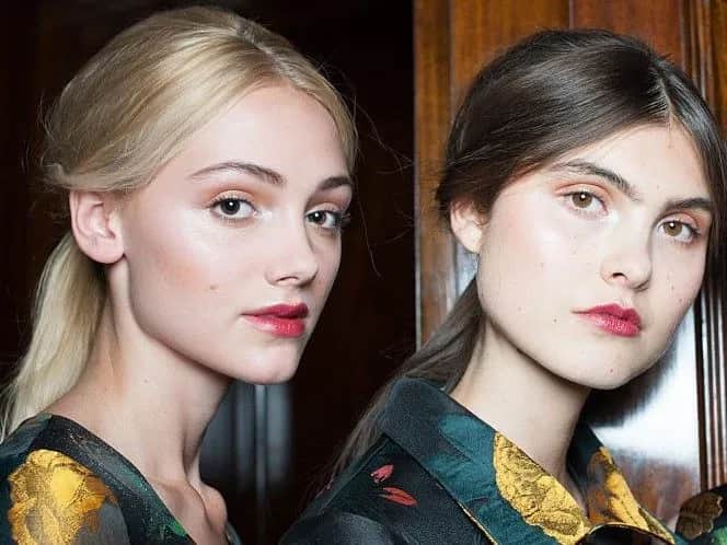 Fryzury i makijaż dla kwadratowej twarzy, które zmiękczą rysy