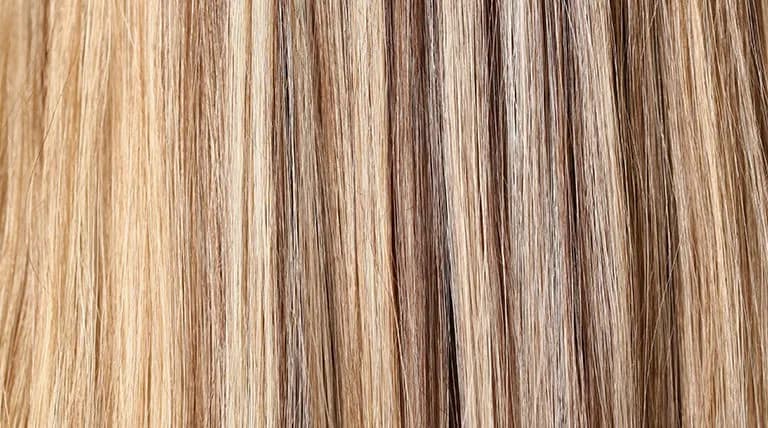 Jaką farbę blond na ciemny odrost wybrać, aby uniknąć kontrastu?