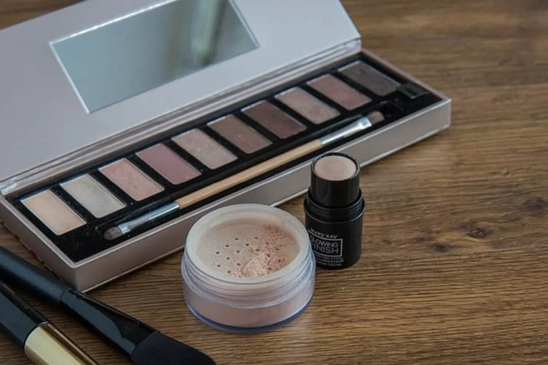 Kiedy nakładać korektor, aby uniknąć błędów w makijażu? Kiedy nakładać korektor, aby uniknąć błędów w makijażu?