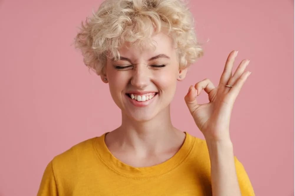 Jak pokręcić krótkie włosy prostownicą - skuteczne techniki i porady