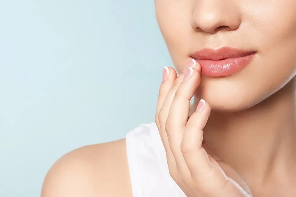 Skuteczne sposoby na to, czym zmyć szminkę z ust bez podrażnień