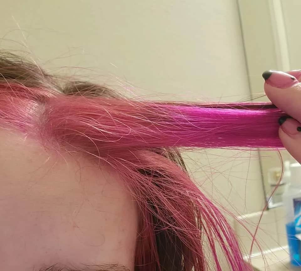 Ile trzymać farbę na odrostach, aby uniknąć zniszczenia włosów?