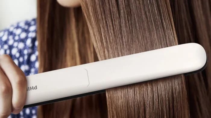 Co to jest jonizacja w prostownicy i jak chroni twoje włosy?