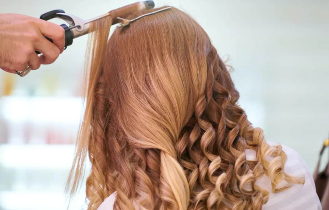 Czy lokówka niszczy włosy? Poznaj skutki i jak ich uniknąć