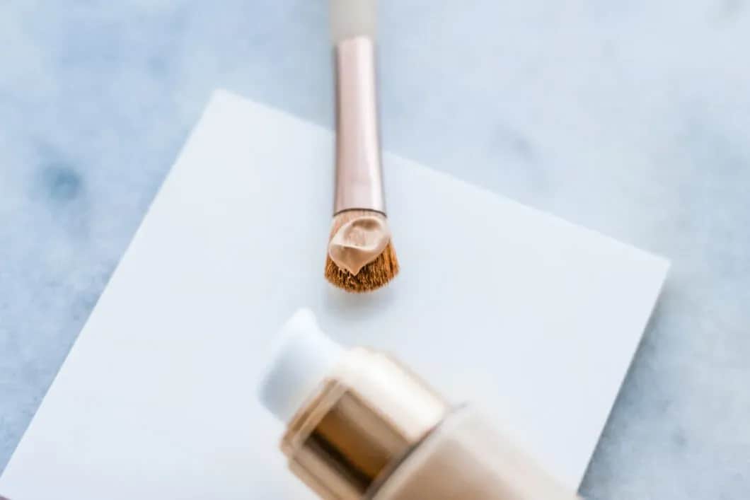 Jak nakładać krem BB na twarz, aby uzyskać naturalny efekt?