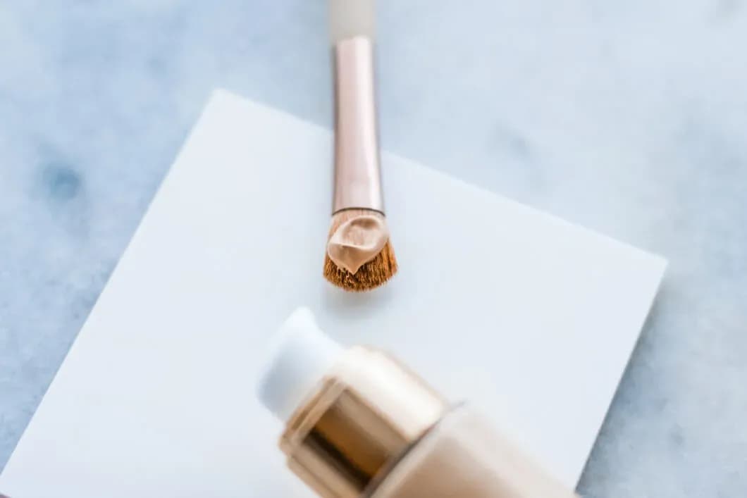 Jak nakładać krem BB na twarz, aby uzyskać naturalny efekt?